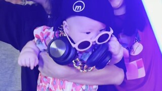 能坚持看到最后不尴尬的，我敬你是条汉子😂😂😂😂#宝爸带娃#人类幼崽 #露兮粑粑