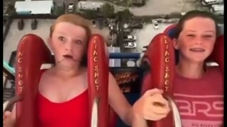 左边小妹妹玩弹射椅的状态：开机、关机、开机、关机...吓晕了，但是又没有完全晕！