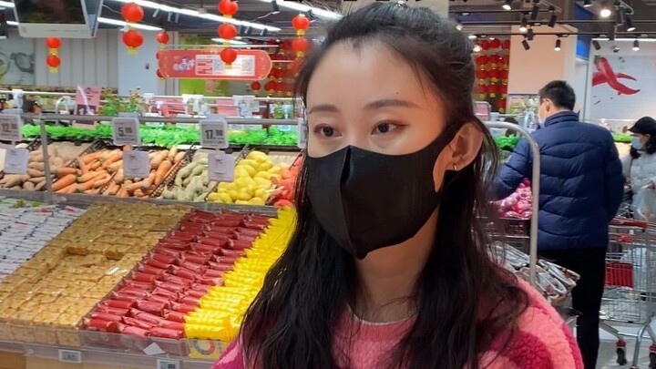 The story of an outstanding woman shopping in a supermarket