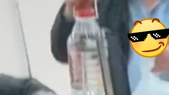 Dia masih menderita karena tidak bisa berbahasa Mandarin, dia tidak menyangka ini air mineral, hahah