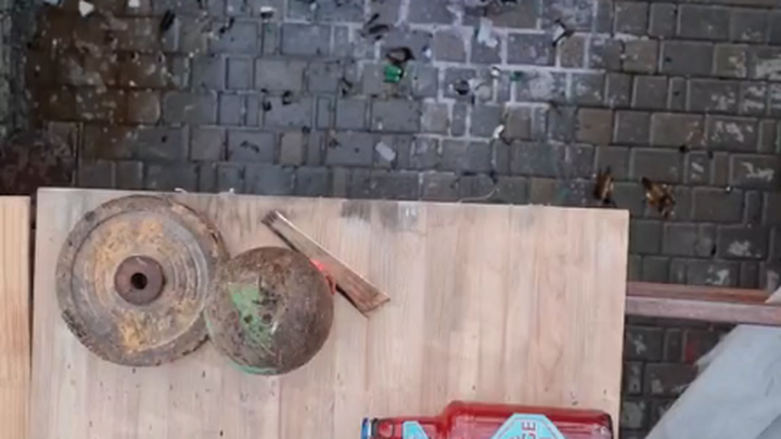 Đua nổ chai thủy tinh vs bồn cầu