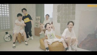 A group of Chinese children sing and dance to cover BOY STORY's "TOO BUSY (feat Jackson Wang)"