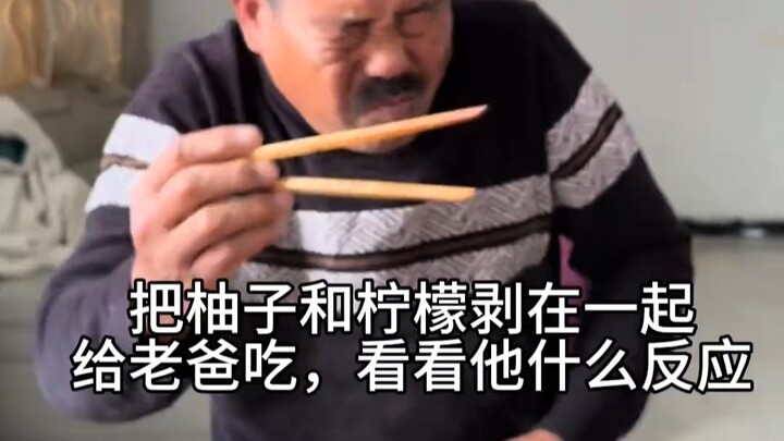 Saya mengupas jeruk bali dan lemon lalu menyatukannya untuk Ayah makan. Penasaran nih, kira-kira gim