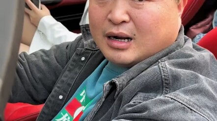 ليلي تُقبض عليها على الهواء مباشرة وهي تقود سيارة فاخرة وتغازل النساء بفجور