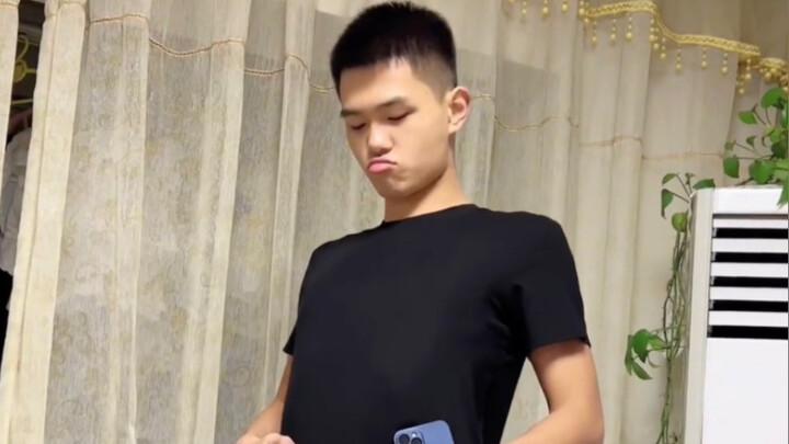 Faced with Yu’s dad sucking in his belly to show off his figure, the passing older brother just smil