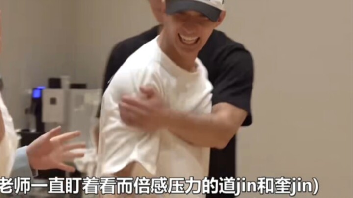 มิงกยูและดีเคกำลังเต้นรำกันภายใต้สายตาจับจ้องของครู ซึ่งสร้างความเครียดให้กับเจียนเป่ามากเกินไป เขาโ