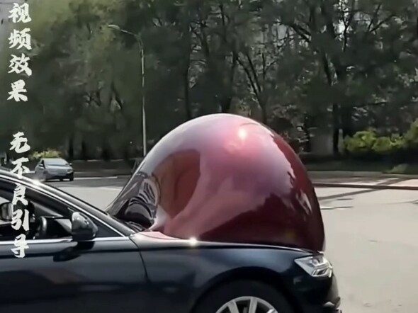 Jika mobil di depanmu membentuk gelembung raksasa yang super menggemaskan, jagalah tanganmu agar tid