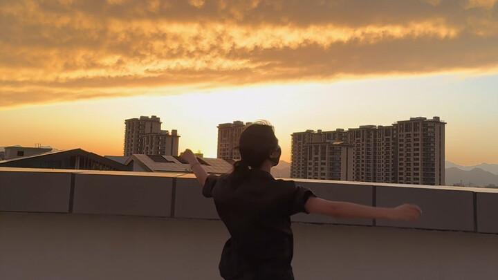 在天台上练舞的女孩终会迎来晚霞｜Girls never die