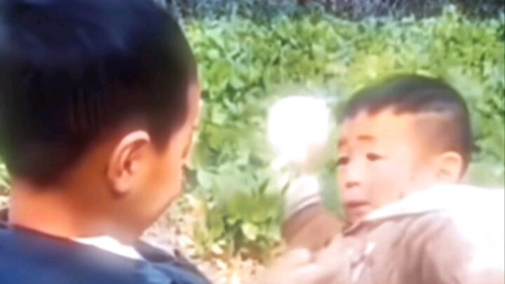 Aku nangis, aku cuma pura-pura! Terimalah pukulan penghancur kepalaku!