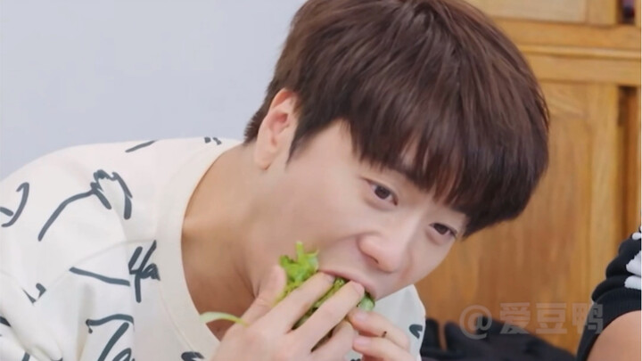บนโต๊ะอาหารก็ยังเป็นดาวเด่นอยู่เสมอ ฮ่าๆๆ