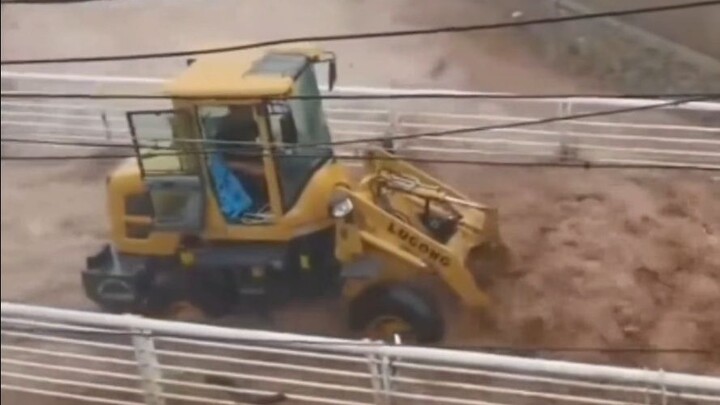 Người lái máy xúc: Cố lên nào, anh bạn già!