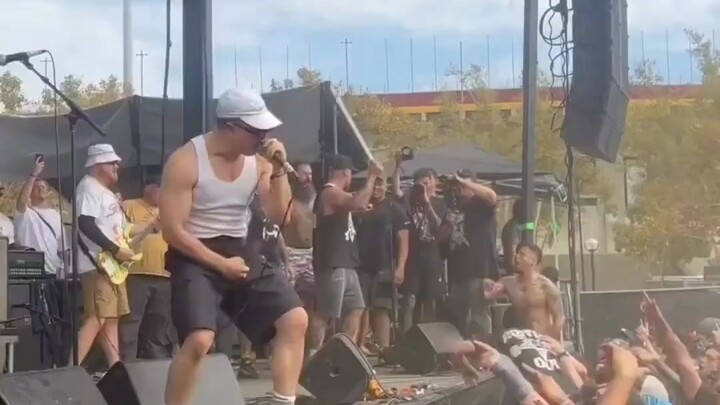 [Light & Fun] When the EDM stage turns into a kung fu showdown... Family, you’re gonna be blown away