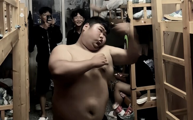 A child resolves to leave his hometown; after three years of junior high, he enters a secondary voca