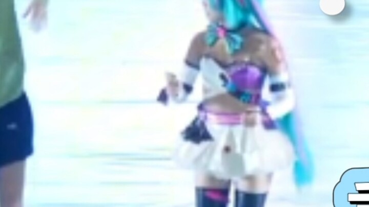 Miku, have you forgotten the moves even though you were the original singer? [Firecrackers +10086]