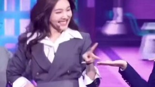 Teammates: Let’s dance beautifully. Lin Nayeon: What new moves should we try today?