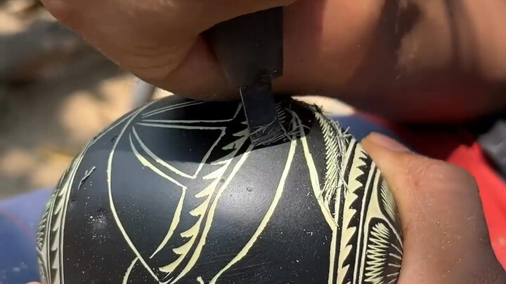 عملية صنع يدوي لحاجز السرعة من جيكارا، حيث يقوم السكان المحليون في المكسيك بتحويل هذه البطيخة الحديد