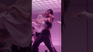 LE SSERAFIM (르세라핌) - Perfect Night (Live Performance)  | Vevo