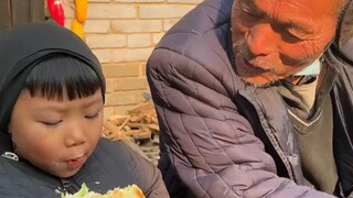 Bukan cuma roujiamo, tapi cinta! Kakek mengajari cucunya yang berusia empat tahun cara membuat qian 