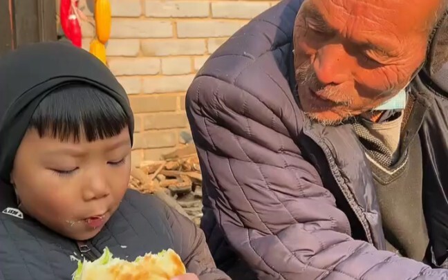 ليس مجرد روجيمو، بل هو الحب! يُعلّم الجد حفيده ذي الأربع سنوات كيفية صنع تشيان لاب بينغ (كعكة ذات أل