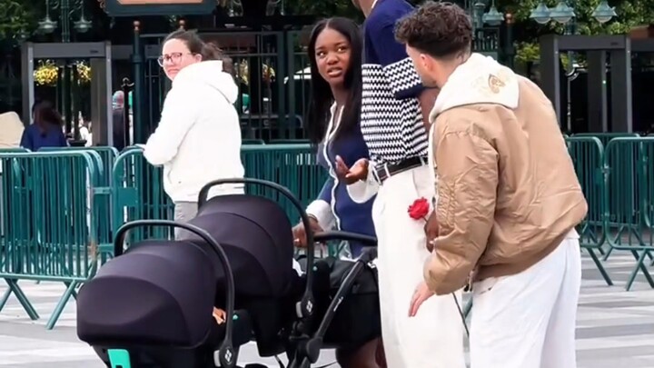 “ให้กุหลาบแก่ผู้อื่น ฝ่ามือยังคงหอม”