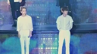 Baekhyun chỉ nhận ra điều đó khi đến lượt mình! Anh nhanh chóng cầm micro và bắt đầu quỳ xuống.