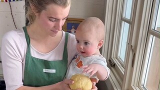 照料着7个孩子的妈妈，在宝宝们的陪伴下制作美食