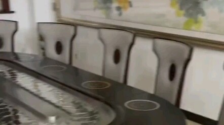 Setelah satu semester nggak pulang, keluarga langsung beli hotpot putar otomatis! Meja kaca putar di