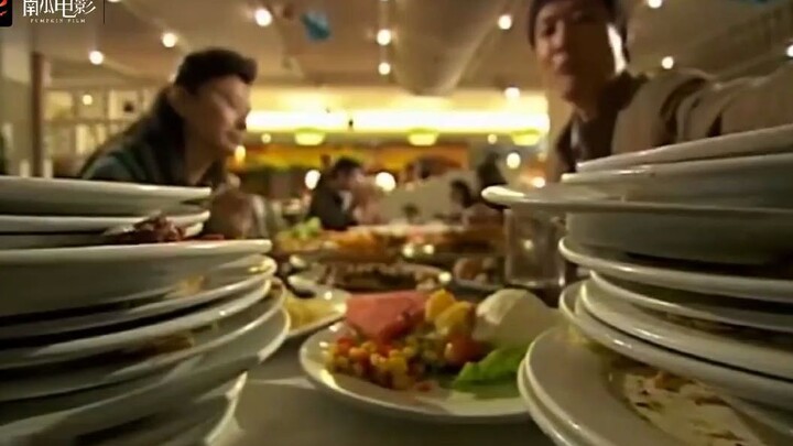 Đứa trẻ miền núi lên thành phố ăn buffet, trên bàn bày la liệt cá to thịt lớn. Bạn gái nhìn mà ngẩn 