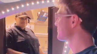 离开汽车餐厅的正确方式