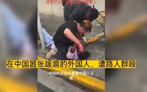 Kumpulan pemukulan brutal terhadap pria kulit hitam dan kulit putih oleh warga Tiongkok