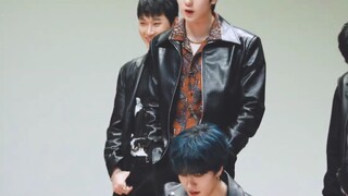 【申艺灿金宰汉/omegax】这场皮衣宰汉尼又帅又甜，忙内是一如既往地好看啊！迫不及待想要新的舞台啊！