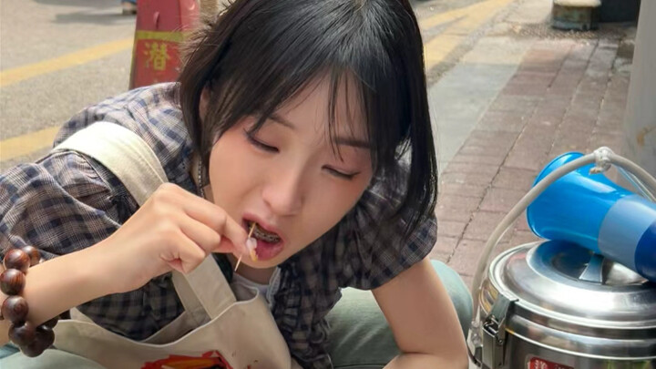 Ở Trùng Khánh có món dồi lợn ăn ngay trên vỉa hè! Mình là một tín đồ của nội tạng, nhất định phải th
