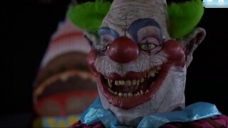 "Killer Clowns from Outer Space" adalah komedi horor badut klasik dari tahun 80-an. Badut-badut alie