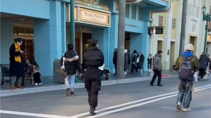 Ở Universal Studios Bắc Kinh, có một chị gái lén quay mình cả buổi mà mình chẳng hay biết gì. Mãi đế