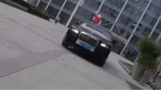 92.เพื่อแก้แค้นสามีชั่วร้าย สาวแต่งงานกับพนักงานเสิร์ฟชั่วคราว แต่ไม่คาดคิดเขาเป