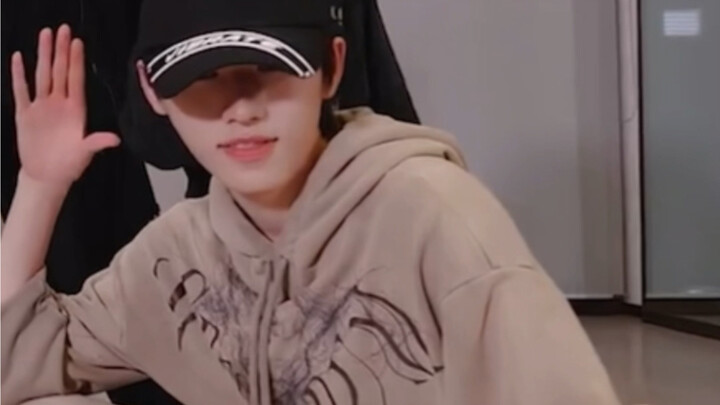 抓到一只跳舞时不时提裤子的阿脆