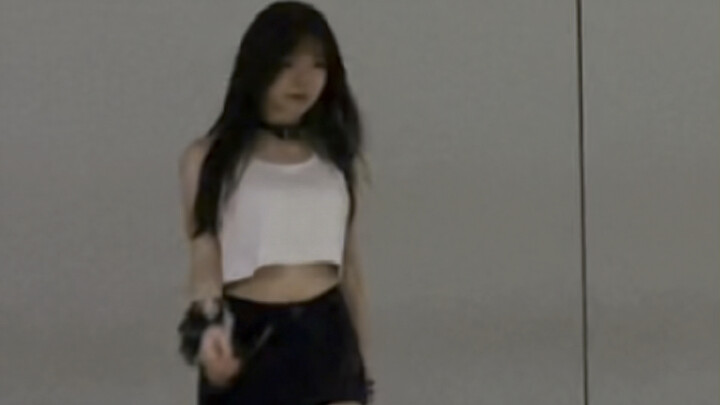 طوق + كعب عالي، كيف لا يكون مثيرًا؟