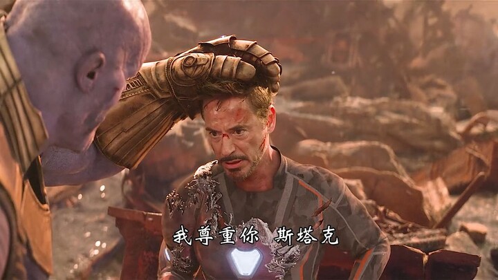 Đừng tò mò, ở đây Thanos chỉ đang chơi thôi, cầm trong tay các viên đá Không gian, Tâm trí và Linh h