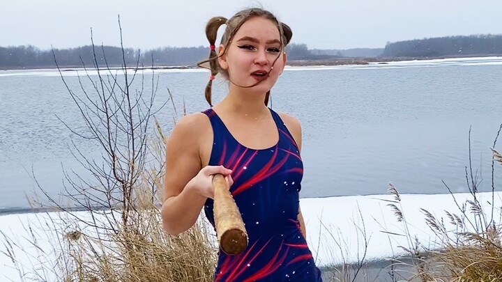 Gadis Rusia: Operasi Menembus Es (Mandi musim dingin berbahaya, jangan ditiru!)