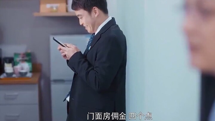 Young man wins an 80,000-yuan prize but only treats himself to two jars of pickled mustard greens. S