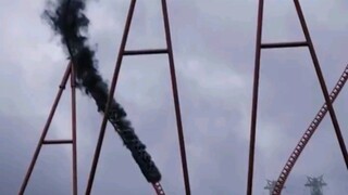 Roller coaster ini menyerap kekuatan angin dan petir serta sangat cepat hingga mengeluarkan asap.