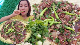 กินก้อยขมๆกลางทุ่งนากับอากาศหนาวเดือนพฤษภา