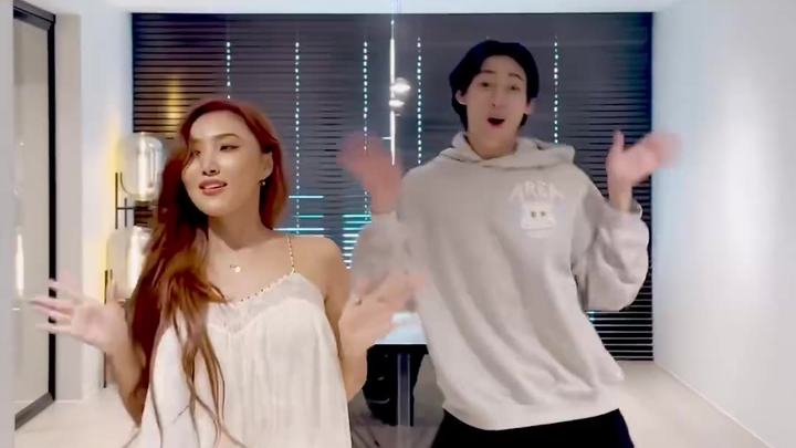 [Thử thách] Phiên bản thoải mái tại nhà cùng BamBam đã ra mắt | Thử thách 'I Love My Body' của Hwasa