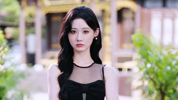 Cô gái đến quán cà phê nam hầu gặp lại bạn học cũ