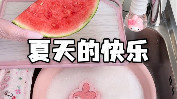 หน้าร้อน! สนุกกับน้ำ! กินแตงโม! ผลไม้หลังอาหารวันนี้คือแตงโมแช่เย็นหวานชื่นใจ! ขอแชร์วิธีหั่นแตงโมสุ