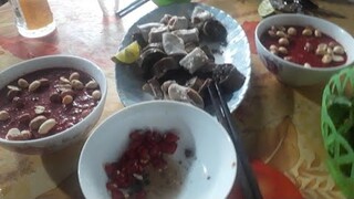 Thưởng thức Tiết canh heo, qúa ngon, gặp ba đang lam ruộng Cũng Phải vào an.