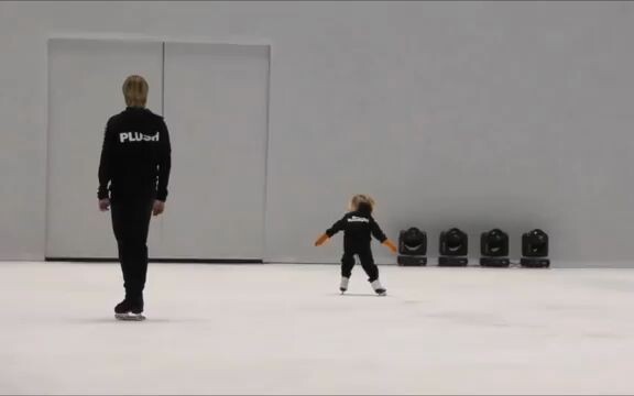 ลีลาสเก็ตน้ำแข็งของ Sasha Plushenko วัยสี่ขวบจากการฝึกฝนของพ่อ