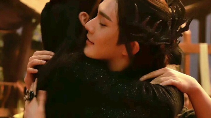 Dongfang Qingcang had never hugged Xunfeng before; it wasn't until the very moment Xiao Qiang wrappe