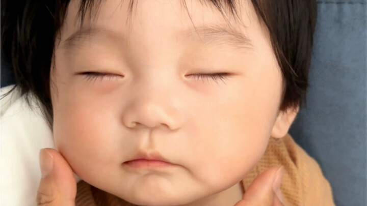 ทารกน้อยถูกบังคับเปิดเครื่อง อารมณ์คงที่สุดๆ!