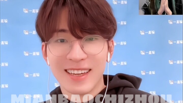 Mengajari kucing berkata, “Kamu bisa mendapatkan kartu kecil Wonwoo” “Mo… Mora-gu?” Hahaha, video ga